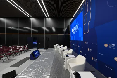 Выставочный стенд Подиумы деловых зон на выставке ПМЭФ 2022, Санкт-Петербург, 2022 — фото 6